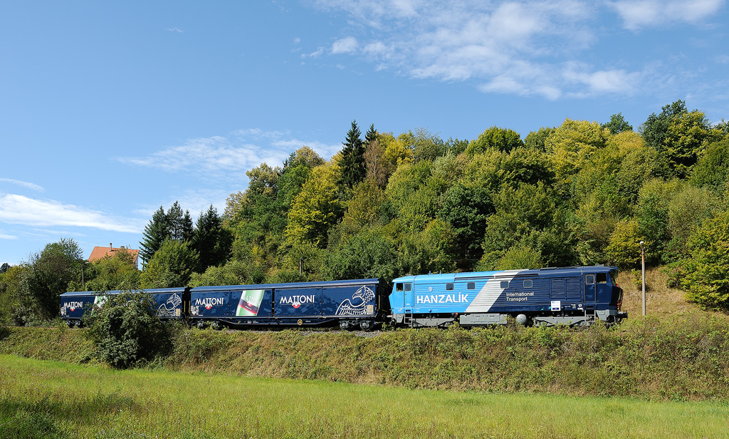 Mattoni expres v jízdě – modré kryté vozy s logem Mattoni tažené lokomotivou řady 749
