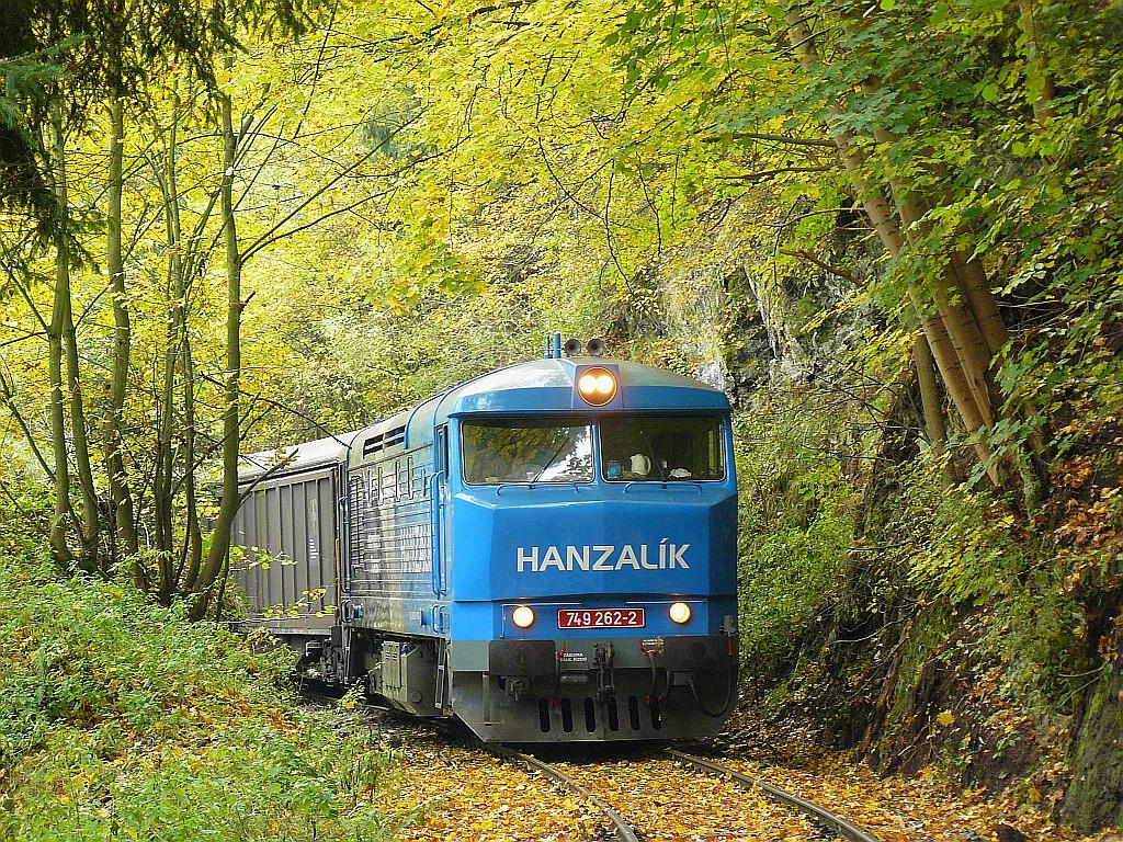 Lokomotiva 749 262-2 s nákladními vozy v kamenitém zářezu